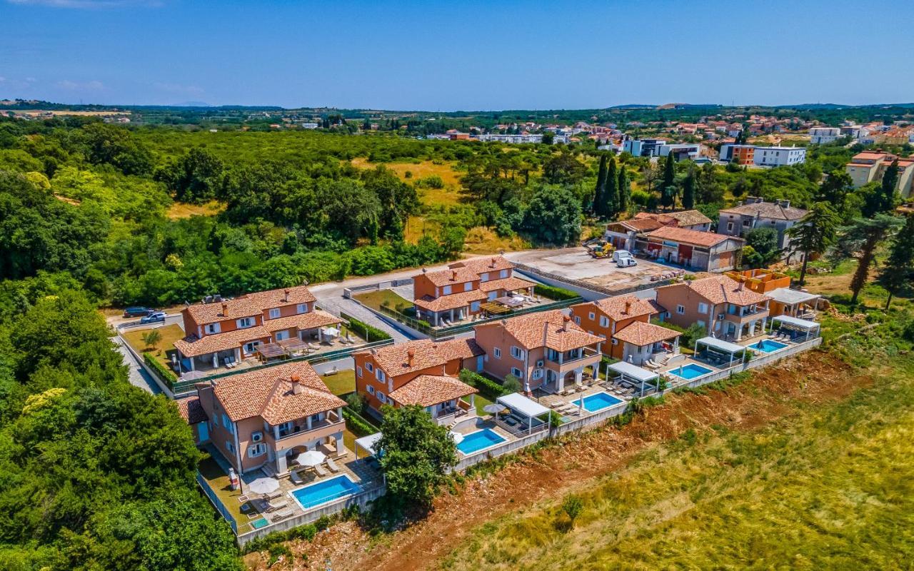 Lotus Villas Resort Pula Buitenkant foto